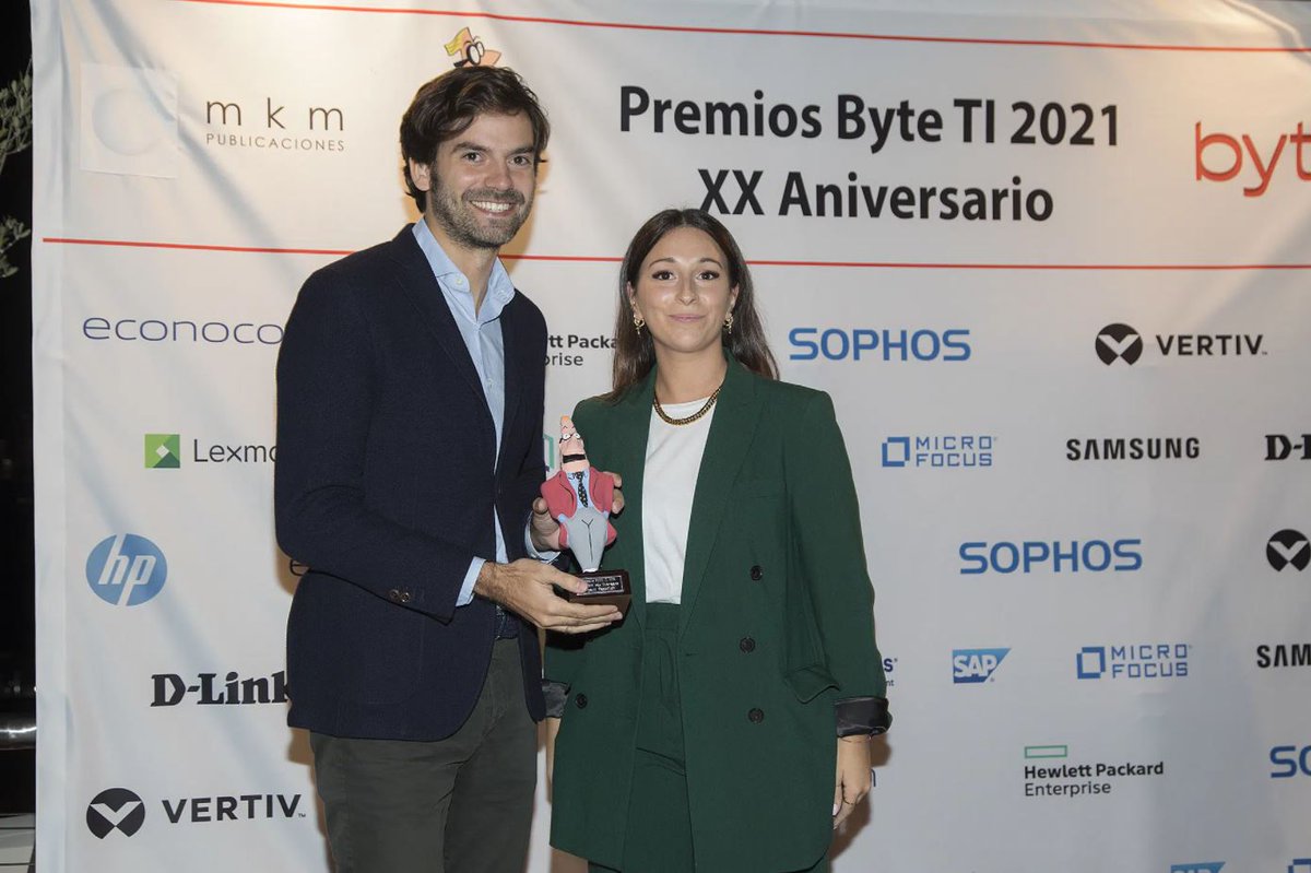 Epson_ES's tweet image. ¡Estamos de enhorabuena! 👏 Ayer recibimos el premio a la solución más innovadora por #PaperLab en la gala #PremiosByeTI2021 de la @Revista_ByteTI. Muchas gracias, Ignacio Sáez y Manuel Navarro por este reconocimiento.