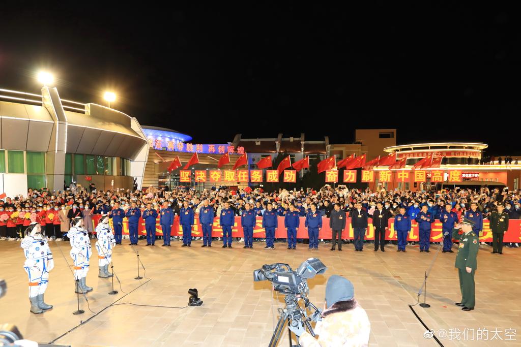 Namus_Lake's tweet photo. “总指挥长同志，我们奉命执行，神舟十三号飞行任务，准备完毕，请您指示！”

“中国人民解放军航天员大队！”

“航天员，翟志刚！”
“航天员，王亚平！”
“航天员，叶光富！”

“出发！”

#神舟十三号 #ShenZhou13 #LongMarch2F
#中国空间站 #CSS #CASC 
#CNSA #中国航天 https://t.co/Bl5KY633lO