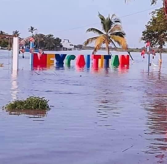 NayEnDigital's tweet photo. La Isla de Mexcaltitán amaneció de esta manera, con el agua entre sus calles. 

A través de imágenes y videos, los habitantes de este #PuebloMágico solicitan ayuda urgente para ellos. #Pamela #HuracánPamela #Nayarit https://t.co/noWOt4K2sT
