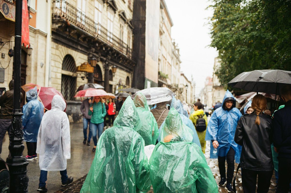 Oleksa_l_l_l's tweet photo. Diversity of plastic raincoats
#hexaraf #kodak #Lviv https://t.co/bnl87VuDV0
