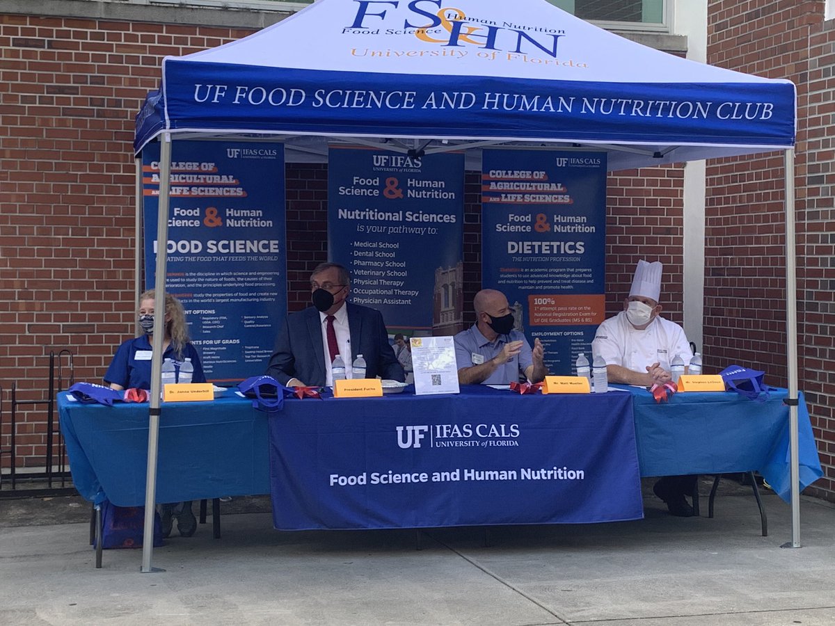 UF_FSHN's tweet photo. Huge thank you to all of our judges today:
Dr. Underhill, President Fuchs, Dr. Mueller, and Chef LeDoux!
We appreciate you greatly and hope you enjoy the chili today 👩🍳
#FoodWeek2021 #Chili #UF #FSHN https://t.co/T20g7Lfbj6