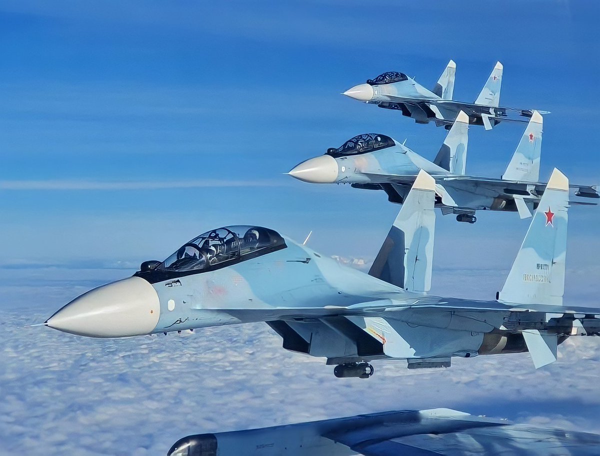 AnatolyVlasov87's tweet photo. Строй двухместных истребителей Су-30СМ ВКС России. Летят наши Орлы! 🇷🇺 https://t.co/aETBlRTuKf