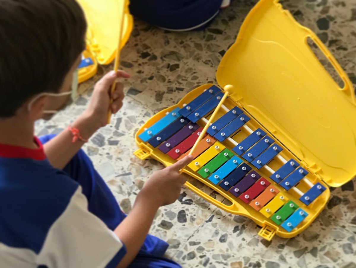 SGminibeatles's tweet photo. 🎼🎸Acercar a nuestro alumnado a experiencias #motivadoras, #enriquecedoras y #significativas que les permitan disfrutar en primera persona de la sensación de hacer sonar diferentes instrumentos o su propia voz, resulta indispensable para su formación integral. https://t.co/AuHgxyqsWX
