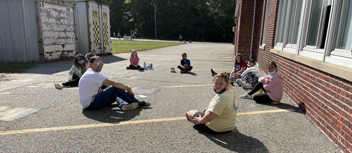Beautiful day for an outside student council meeting <a href="/MemorialPTA/">Memorial PTA</a> 💙🐾💛