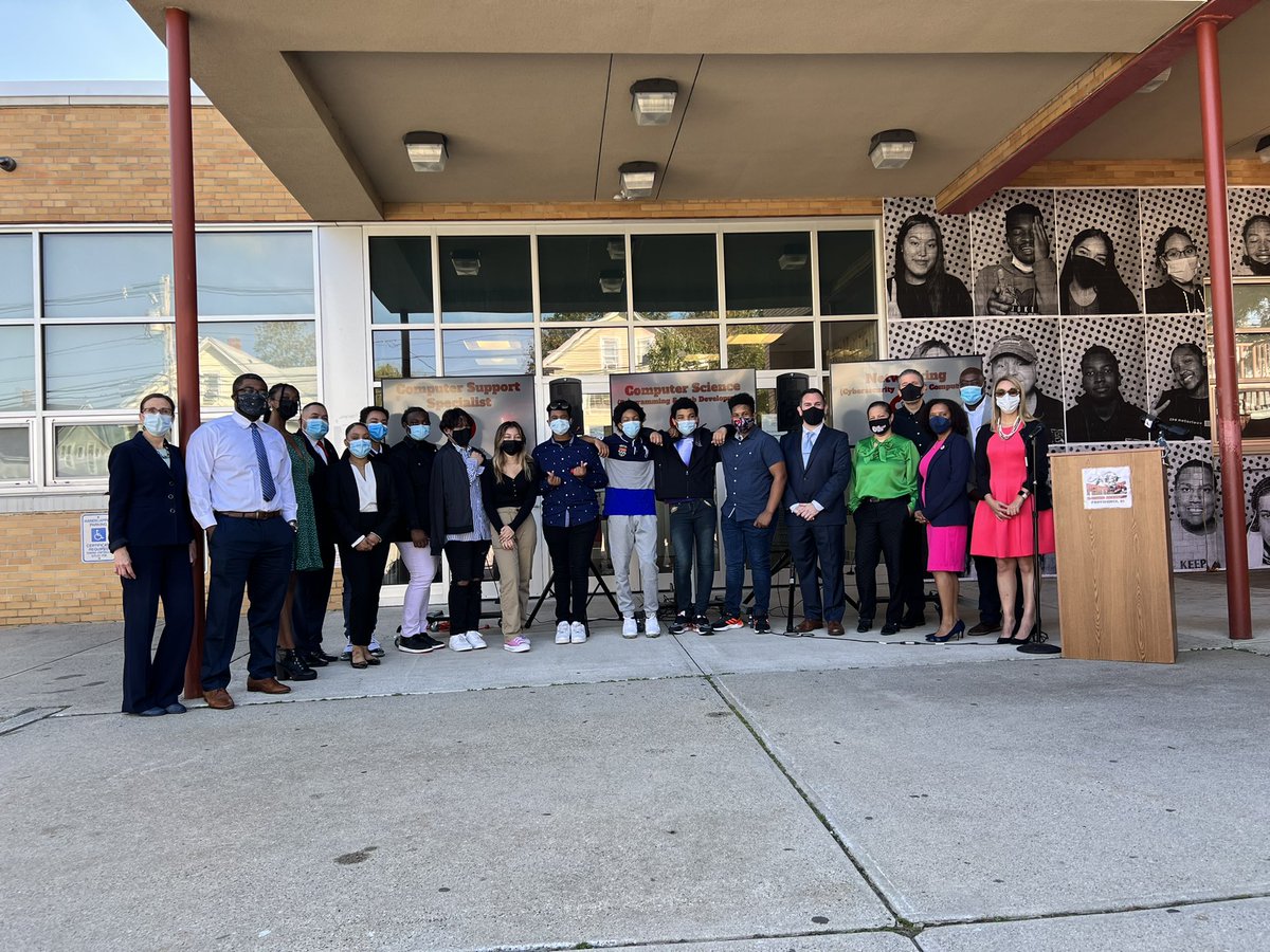 LGSabinaMatos's tweet image. Thank you to the @RIDeptEd and @AInfanteGreen, @pvdschools, @CCRINews and the @Tech_Collective for creating this great new partnership!