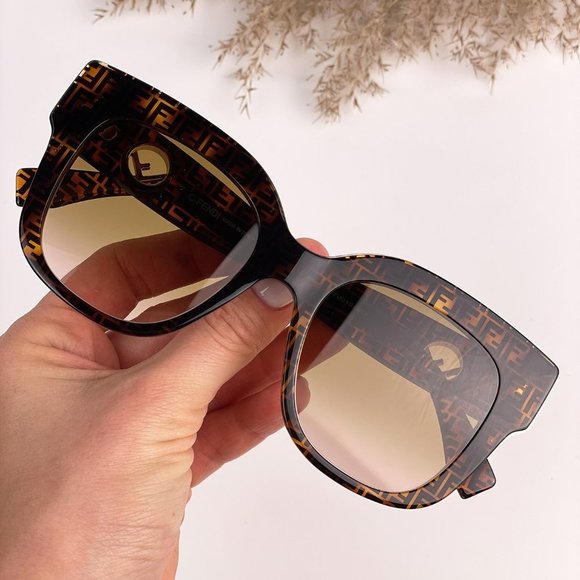 So good I had to share! Check out all the items I'm loving on <a href="/Poshmarkapp/">Poshmark</a> #poshmark #fashion #style #shopmycloset #oldnavy #speechless #fendi: posh.mk/r1imK1Wynkb