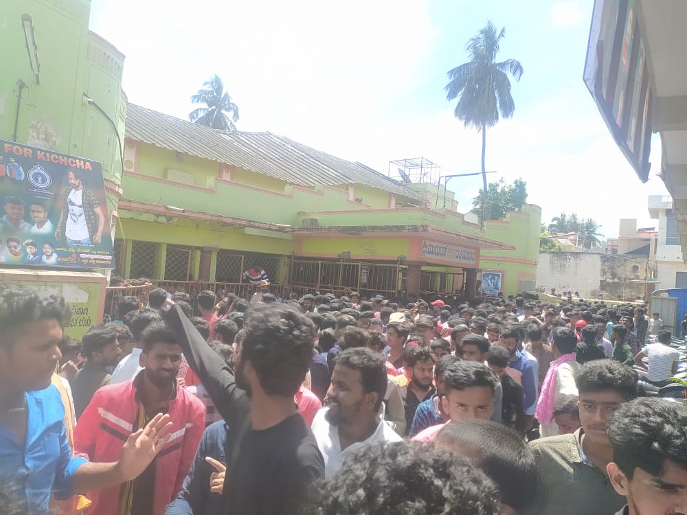 Evathu sudeep fans kottiro hawli hengide Andre yavdo ondh fan base urkondu papa Dodd Dodd fan page alle depromote madoke shuru madavre 🤣🤣
Mass manjanna confirmed if #Kotigobba3 movie had released yesterday it would have been collected 12cr (double digit😝)