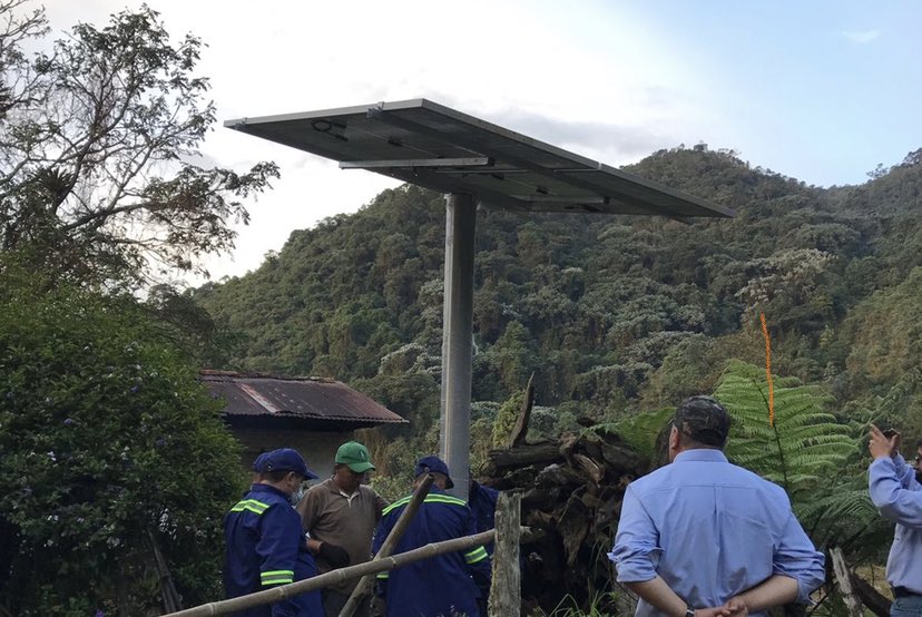 PnudColombia's tweet photo. Empieza instalación de paneles solares como medida de reparación colectiva para la comunidad de #Arenillo en Palmira. Junto @UnidadVictimas y @NoruegaenCOL adelantamos este esfuerzo para subsanar daños del conflicto y llevar energía eléctrica a las comunidades más vulnerables. https://t.co/uYy1zQqi9v