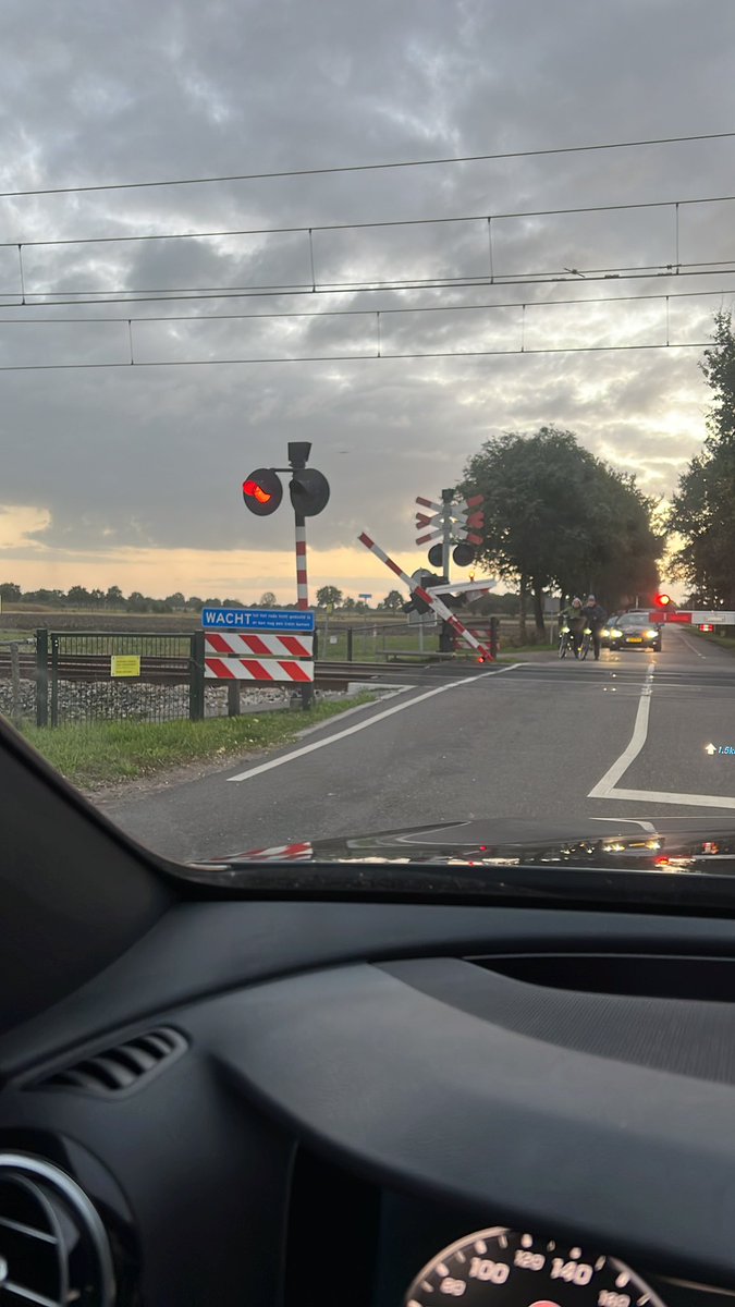 hokse's tweet photo. Bekend @ProRail ? Bij overgang Staphorst https://t.co/IGiNqMtDDG