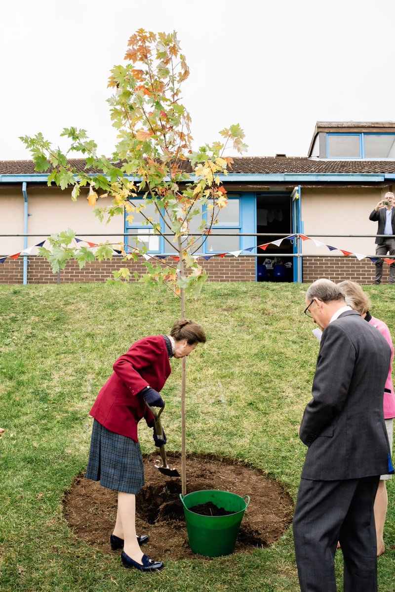 QGCanopy's tweet image. The Princess Royal recently visited St Barnabas C of E Primary School in #Worcester to plant a #QGCCelebrationTree 🌳

During the visit, HRH spoke with teachers and pupils about the #environment 🌍

View the tree here ➡️ queensgreencanopy.org/qgc-map

@RoyalFamily
