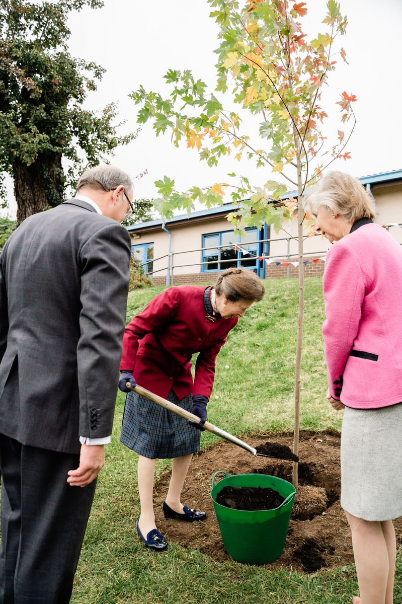 QGCanopy's tweet image. The Princess Royal recently visited St Barnabas C of E Primary School in #Worcester to plant a #QGCCelebrationTree 🌳

During the visit, HRH spoke with teachers and pupils about the #environment 🌍

View the tree here ➡️ queensgreencanopy.org/qgc-map

@RoyalFamily