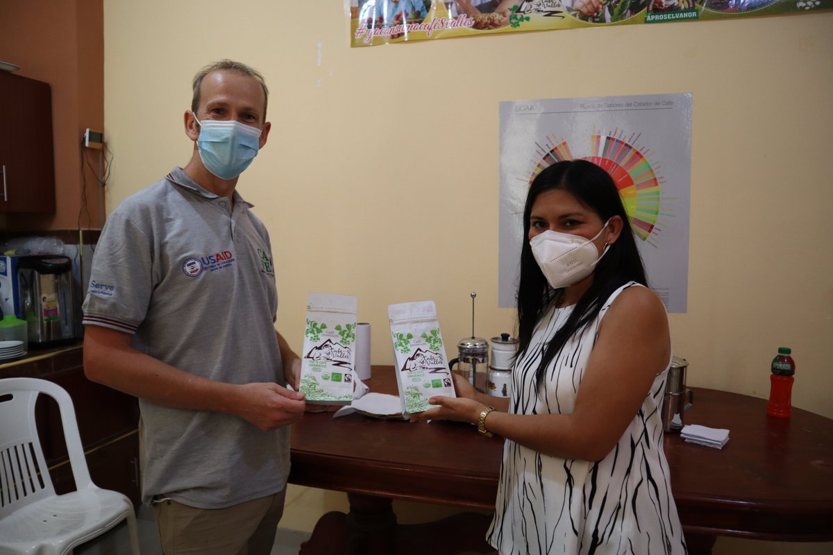 CAFEamazonia_re's tweet photo. 🔴 Paul Stewart, Global Coffee Director de nuestro socio @TechnoServe  conoció a caficultores y caficultoras modelo de #AlianzaCAFE “Vine al Perú hace 11 años y me di cuenta que había mucho por mejorar, hoy he regresado y me me siento feliz de ver que se ha avanzado mucho”(1)☕🍒 https://t.co/7PV8AknJmr