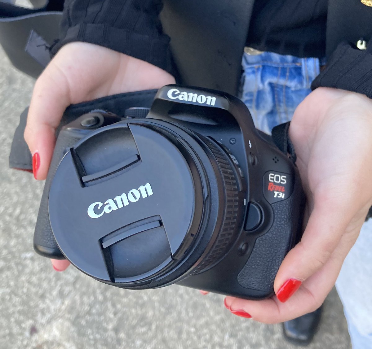 yaizalo_'s tweet image. Atopamos esta cámara perdida en Santiago. Agradécese difusión, a ver se atopamos o dono 😇