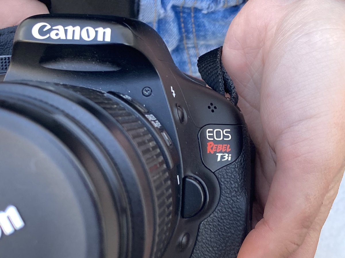 yaizalo_'s tweet image. Atopamos esta cámara perdida en Santiago. Agradécese difusión, a ver se atopamos o dono 😇