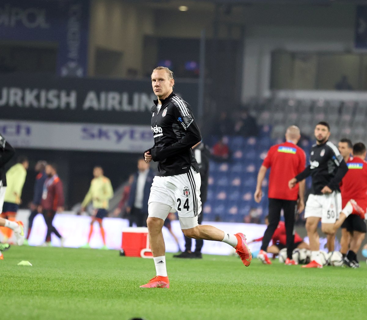 Besiktas's tweet photo. Isınmak için sahadayız. 🔥

#İBFKvBJK | #BoğazınKartalı https://t.co/LympV9WkvY