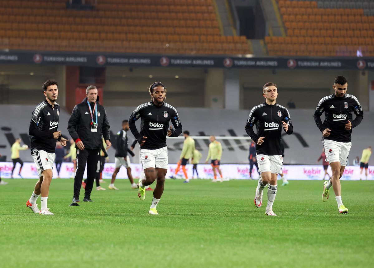 Besiktas's tweet photo. Isınmak için sahadayız. 🔥

#İBFKvBJK | #BoğazınKartalı https://t.co/LympV9WkvY