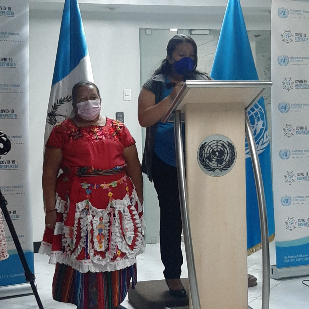 atdguate's tweet photo. "Desde que nacemos sufrimos desigualdad, exclusiones... como no tenemos estudios en cualquier lugar nos discriminan... es difícil salir de la Pobreza ahí solo sobrevivimos"

Extractos poema "Este es nuestro pensamiento"

#17deOctubre #PobrezaEsViolencia #PobrezaNuncaMas https://t.co/0NP383QHna