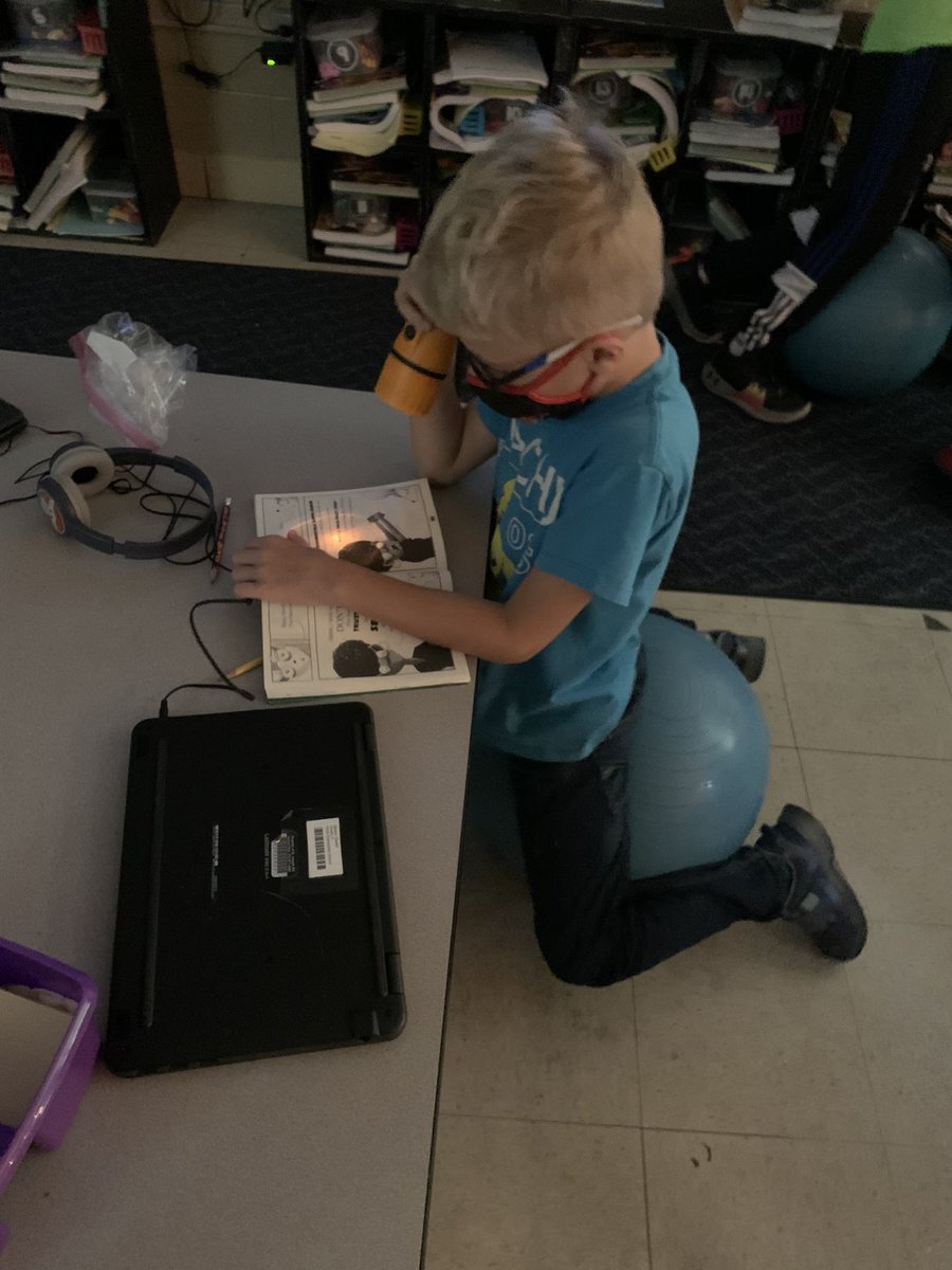hyde4th's tweet photo. Students were able to have some fun while flashlight reading today! @HydePrincipal @HydeElem #GoWarriors https://t.co/j4gOqUlXl9