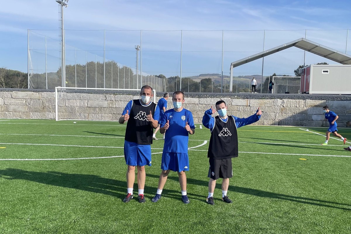 CDeportivoLugo's tweet photo. Que bonito é ver ao #CDLugoGenuine volver aos adestramentos 🙌🤩

Alegría e ganas de pasalo ben dos nosos xogadores, que coñeceron as instalacións do campo de fútbol do #ConcelloDePol 🏟😍

#ForzaLugo https://t.co/2XPoxWfB3y