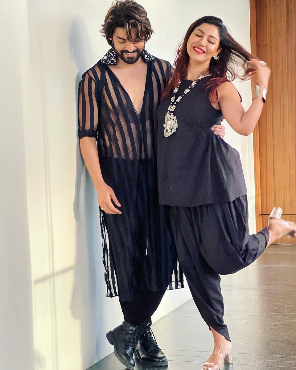 gurruchoudhary's tweet photo. Shubho Bijoya and Happy Dussehra to all. 
From @imdebina and me to you and yours! 
.
.
Our short film #shubhobijoya is now out on the @biiggbangmedia app 
Watch and tell us what you thought of it. @Ramkamal thank for this experience ❤️😊 https://t.co/0C8aeInX3Q