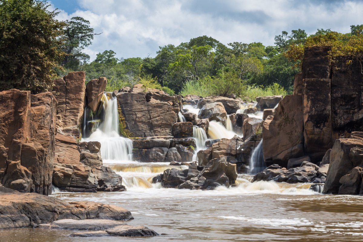 MalawiTravel's tweet photo. The magnificent Bua River runs through the rugged wilderness of the Nkhotakota Wildlife Reserve as it tumbles down the Rift Valley escarpment toward Lake Malawi. 🛶 😍

Check out⬇️
@TongoleWL @rafikicamp @AfricanParks

#Malawi #OnMyWishlist #MalawiDreaming

📸 Matthew Brazier https://t.co/gLA0iCk5fj