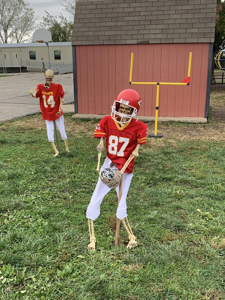 Ben, Betty, Bobby &amp; Bernadette Bones say Happy Red Friday! @MAEPrincipal <a href="/Chiefs/">Kansas City Chiefs</a> ❤️🏈