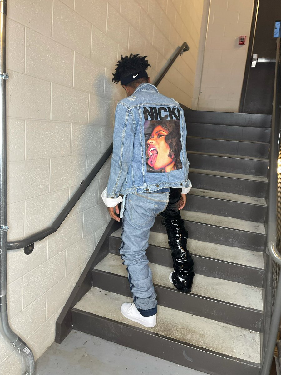 RossDotFloss's tweet photo. @NICKIMINAJ I’m still tryna figure out where to apply at? Cuz I need a job on your team.  #THEOGBARB #NickPicking #NickiHiring https://t.co/exs7R7ZTQY