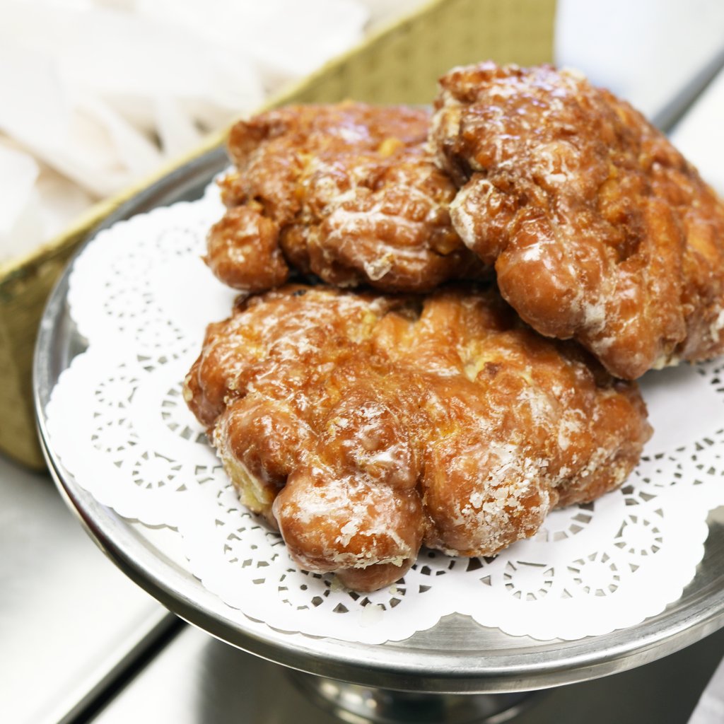 AppleStoreCP's tweet photo. It's #FritterFriday every Friday at The Apple Store at @ConnerPrairie!
Stop by The Apple Store today between 12PM and 5PM to grab a fresh Apple Fritter and donuts from @jacksdonuts while supplies last!
#AppleStoreAtCP #ConnerPrairie #DiscoverCP https://t.co/Rh3wxqpBxa
