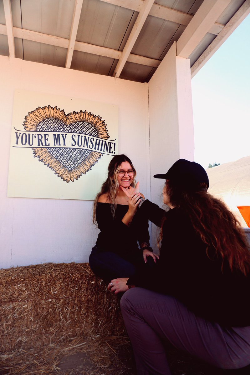 WalnCassie's tweet photo. Happy doesn’t even begin to describe this feeling 🥺🌻 https://t.co/xeRCxMydik