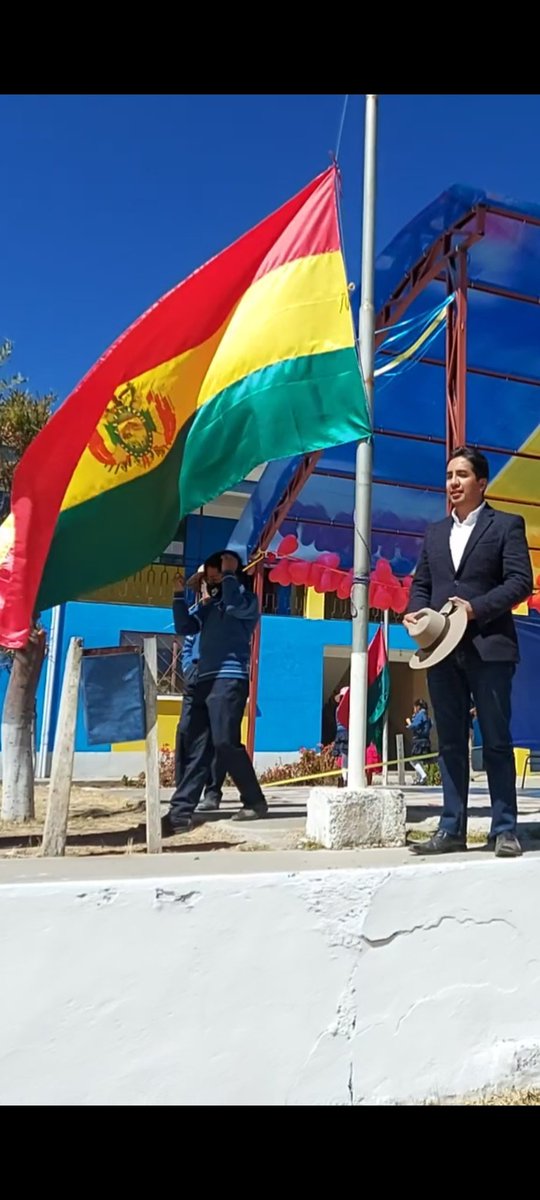 Nací en una tierra hermosa y libre llamada Bolivia; nací en este terruño de ilusiones y sueños, nací en la bella rojo, amarillo y verde.
Que nadie condicione nuestra vida y nuestra palabra, que nadie nos condene por lo que pensamos.
Libres y dignos...¡¡;
Gracias por el apoyo.