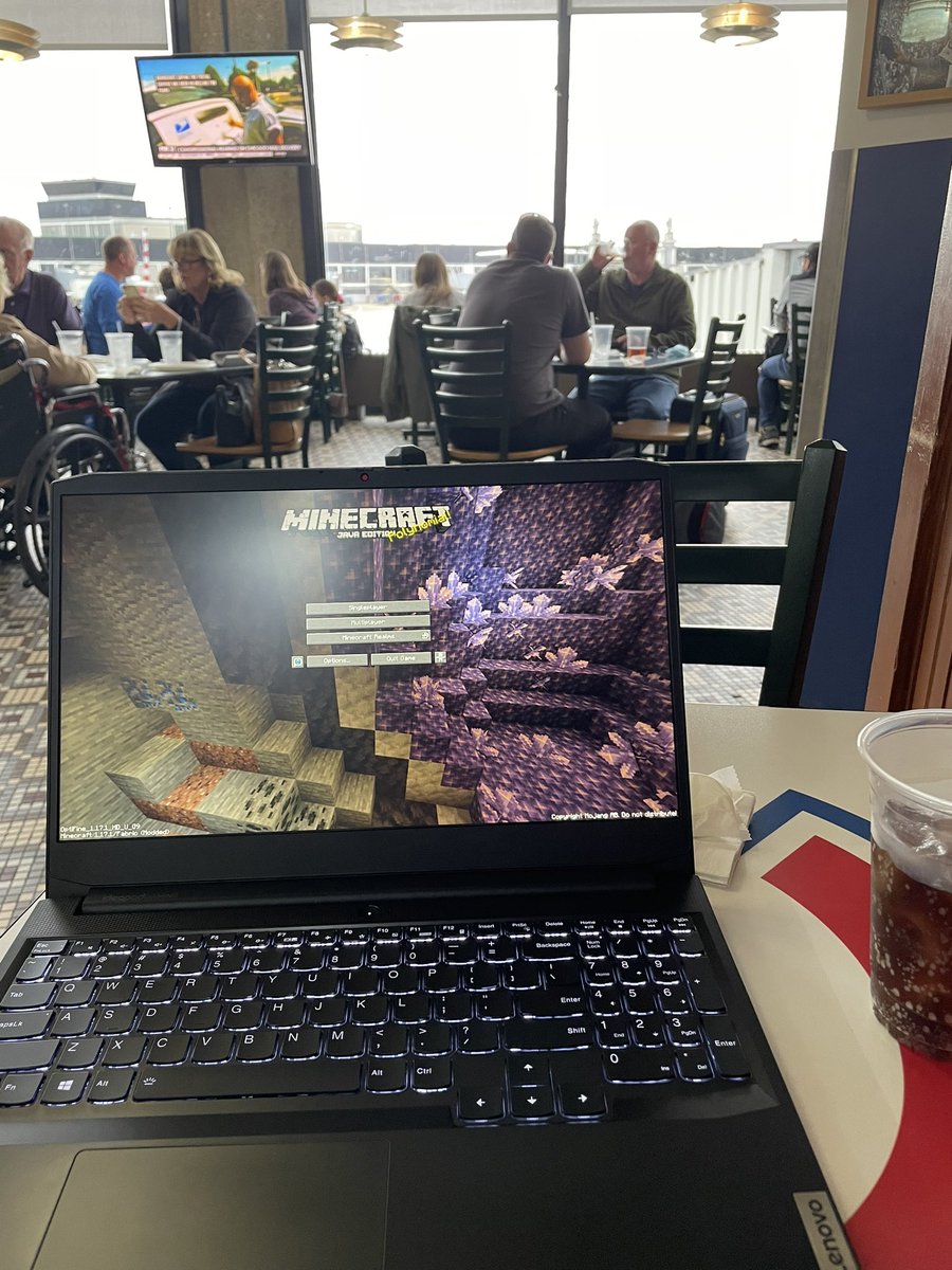 VexKingIppy's tweet photo. Cause I’m at the airport and I can :) #minecraftislife https://t.co/3DUoOnToV3