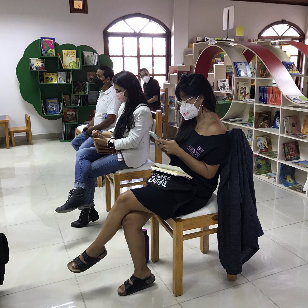 FLC_LosConfines's tweet photo. El Festival de Los Confines llevó a cabo la conferencia feminista en voz de Wendy Nóchez (Honduras) y María Castro (España), abordando la realidad que viven las mujeres desde su condición de mujer. https://t.co/NCJ6adpl6y