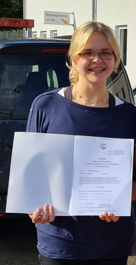 Wir gratulieren, freuen uns und sind Stolz auf Dich, liebe Michelle zum bestandenen Rettungssanitäter:in. Wieder ist die Gegend ein bisschen sicherer geworden. Herzlichen Glückwunsch!