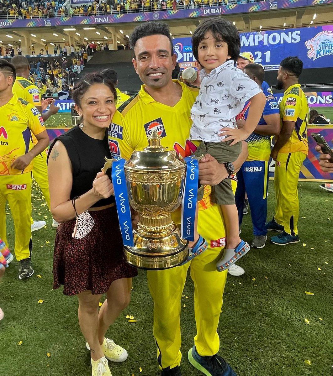 CSKFansOfficial's tweet photo. Robin and his family with the silverware. 

#WhistlePodu #CSK #IPL2021 https://t.co/ZJqRitGl2X