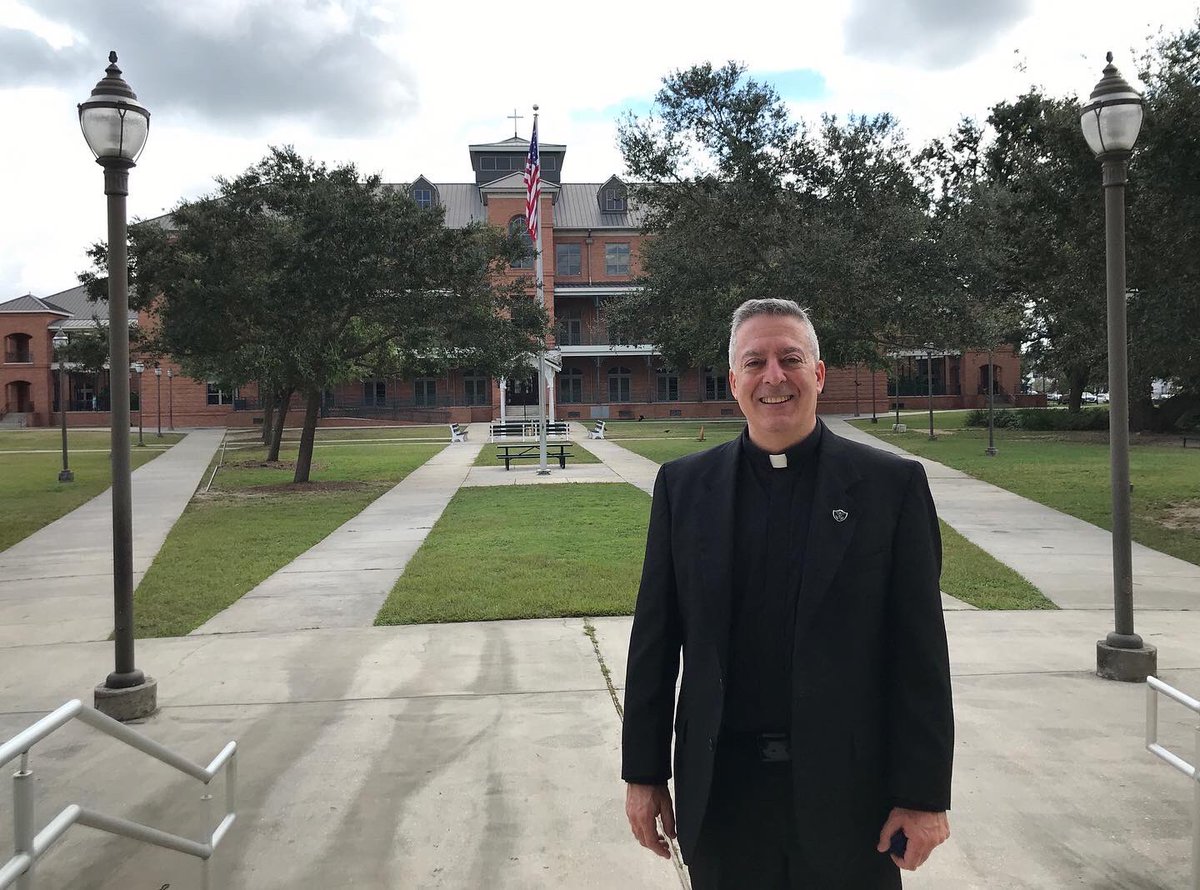 CSCVocations's tweet image. Our Vocations Director, Fr. John DeRiso, C.S.C.  visited Holy Cross Cross High School, New Orleans this past week. A school embracing its Holy Cross mission of evangelization and educating the hearts and minds of young men in New Orleans! It was a fantastic visit! Go Tigers!
