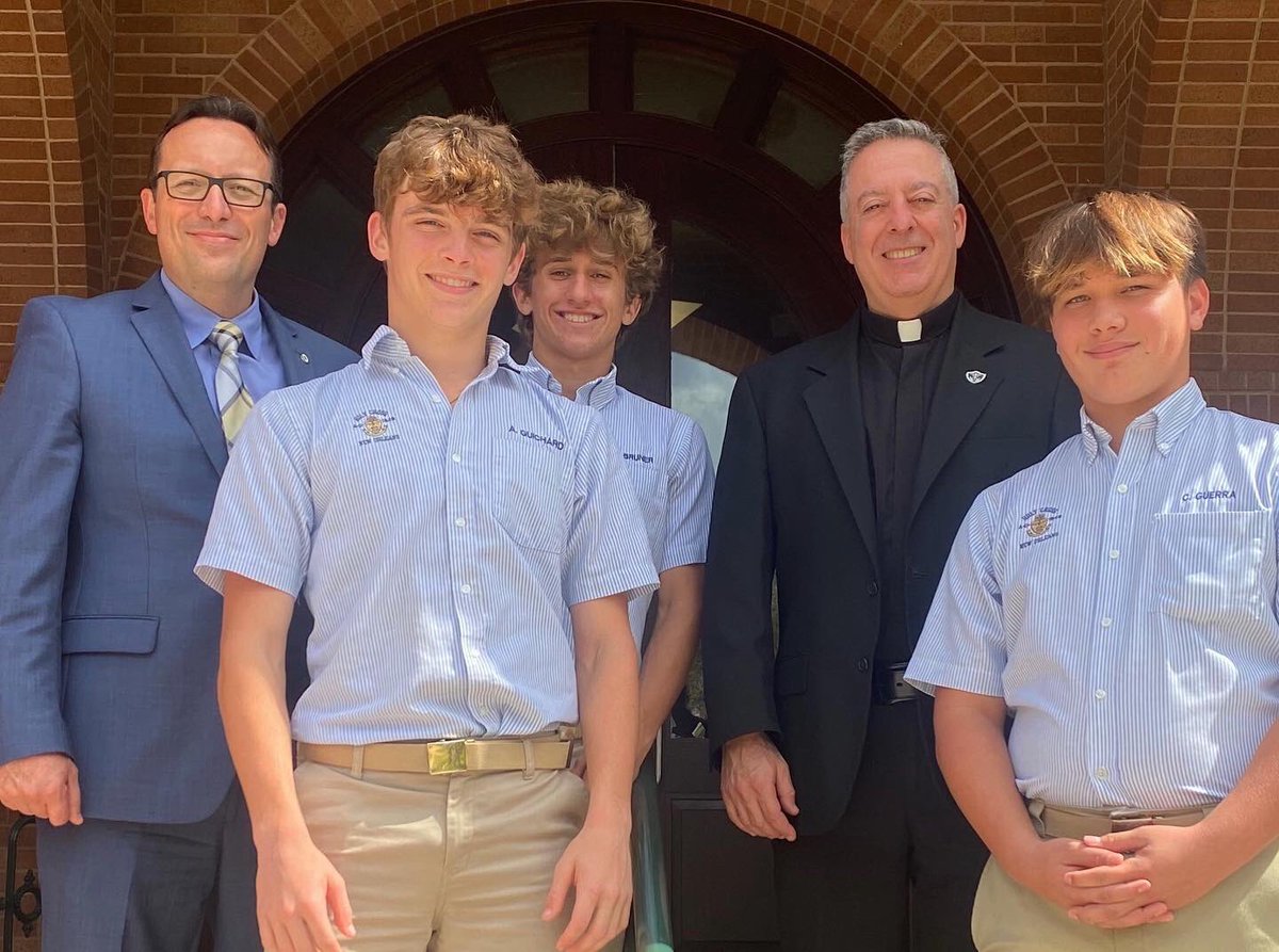 CSCVocations's tweet image. Our Vocations Director, Fr. John DeRiso, C.S.C.  visited Holy Cross Cross High School, New Orleans this past week. A school embracing its Holy Cross mission of evangelization and educating the hearts and minds of young men in New Orleans! It was a fantastic visit! Go Tigers!