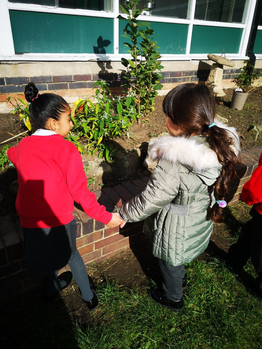 1GS were amazing tour guides for F2MS today. They clearly articulated the changes they had made, shared their maps of what and how they changed the quad and encouraged the children to look after their new area by watering it. #pbl <a href="/HIAMissSylla/">HIAMissSylla</a> @HIAMissNewman @HIAMrRichards