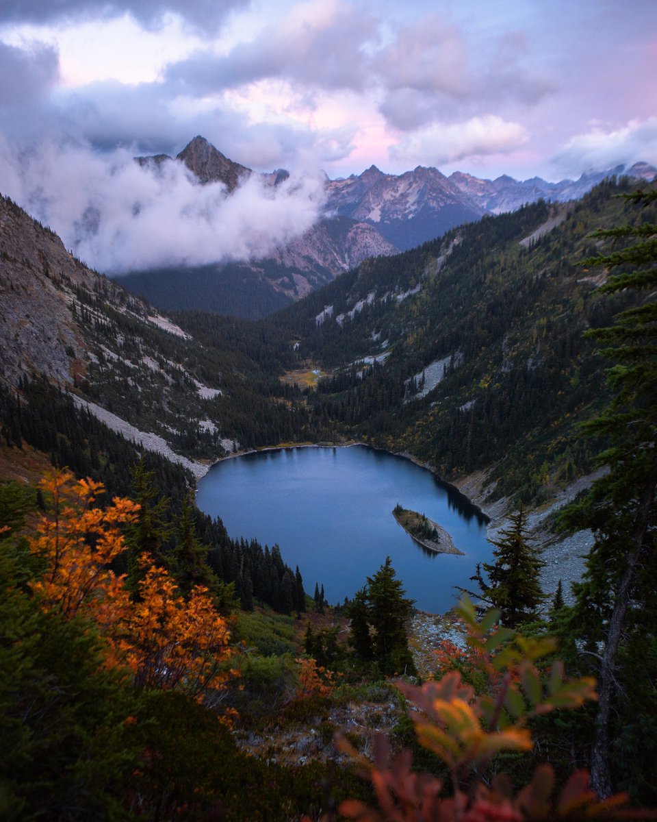 ElliotHawkey's tweet image. Seems the crossover to winter has officially started in the mountains of Washington state.