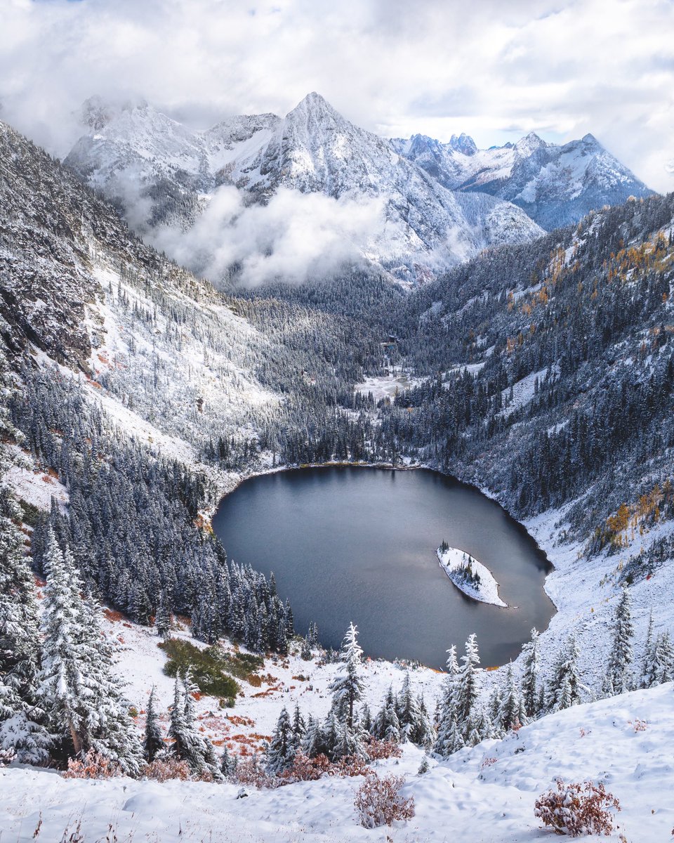 ElliotHawkey's tweet image. Seems the crossover to winter has officially started in the mountains of Washington state.