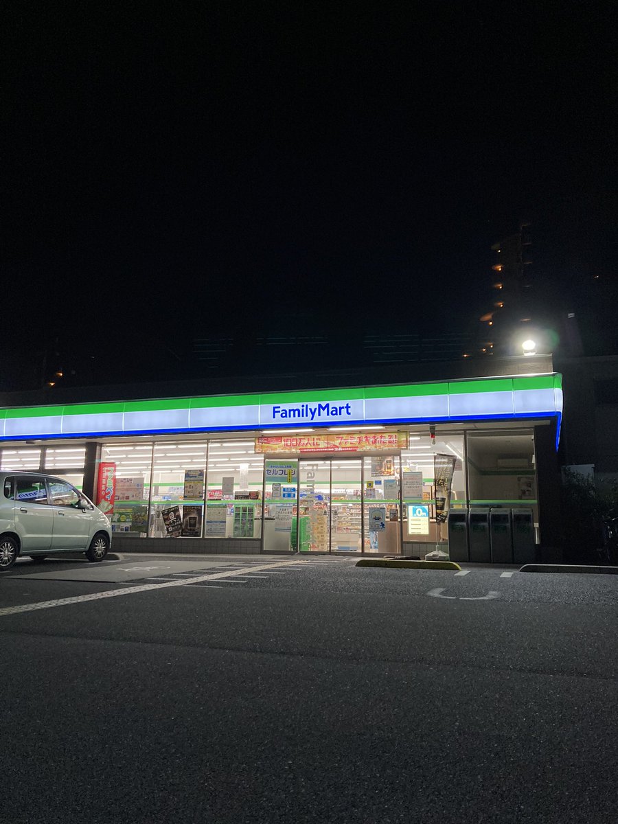 Nongkrong depan famima ketika ga bisa tidur mana laper lagi wes genah paket komplit