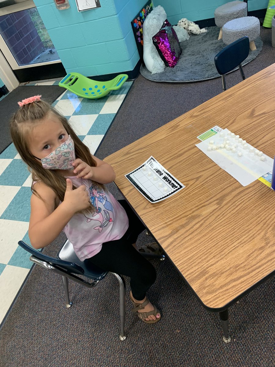 CassyReames's tweet photo. Showing numbers on a ten frame using yummy treats 🤩😋😋 #levelup https://t.co/RCBbLpEWN4