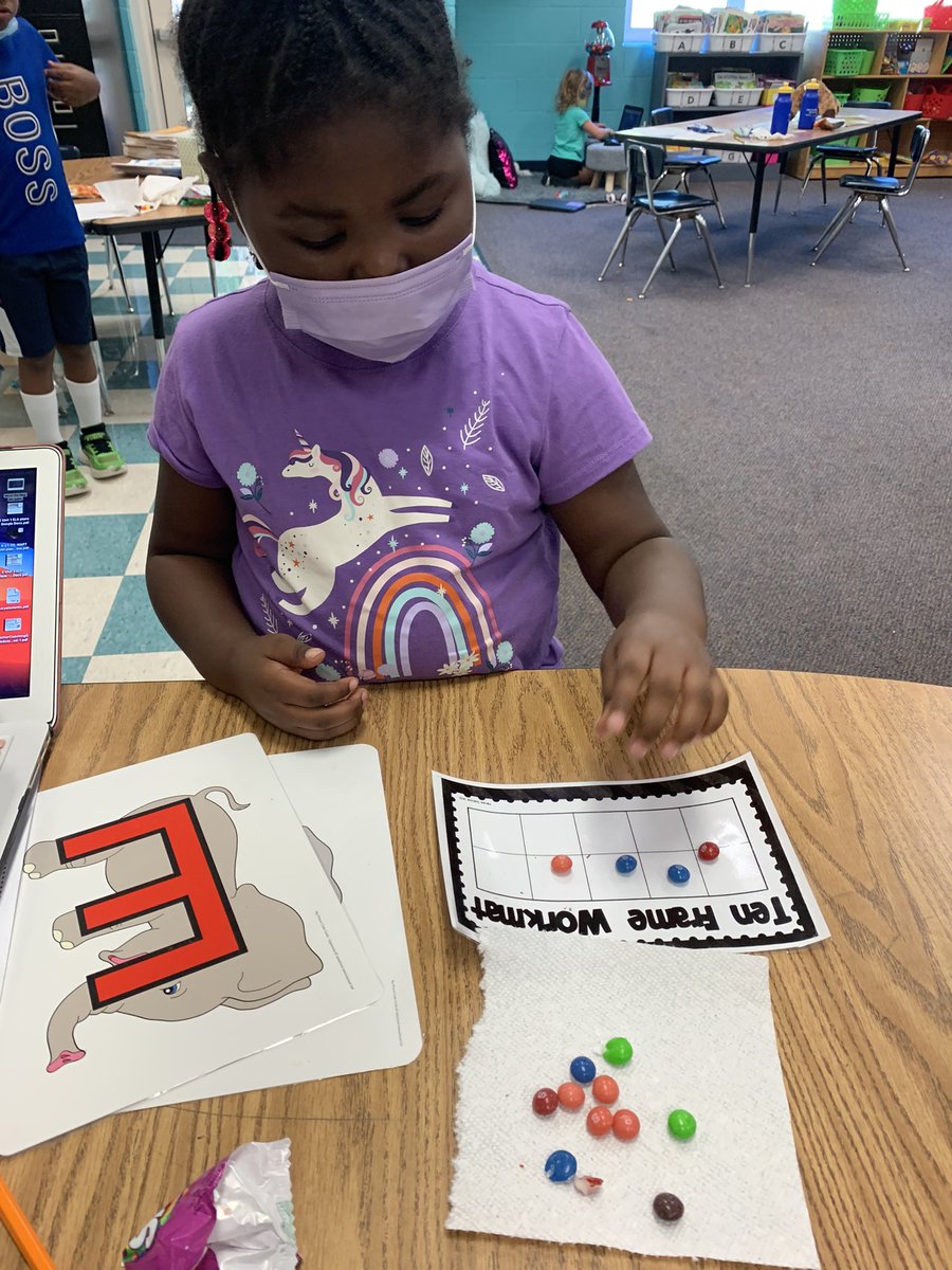 CassyReames's tweet photo. Showing numbers on a ten frame using yummy treats 🤩😋😋 #levelup https://t.co/RCBbLpEWN4