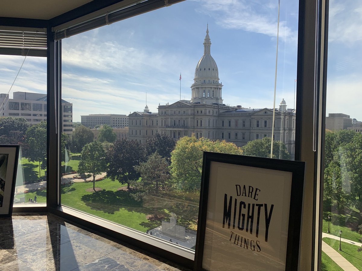 ky_zawacki's tweet photo. First week in Lansing had views that couldn’t be beat 🏛✋🏼 @ Michigan State Capitol https://t.co/H4mdKw6Wgr… https://t.co/yMMKpyDgqW