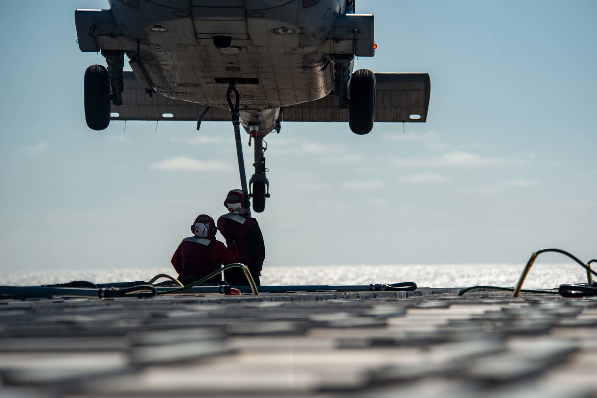 Care package incoming! 🚁 ⚓ 

Sailors conduct a vertical replenishment aboard #USSRonaldReagan (@Gipper_76) while operating in the #PhilippineSea in support of a #FreeAndOpenIndoPacific