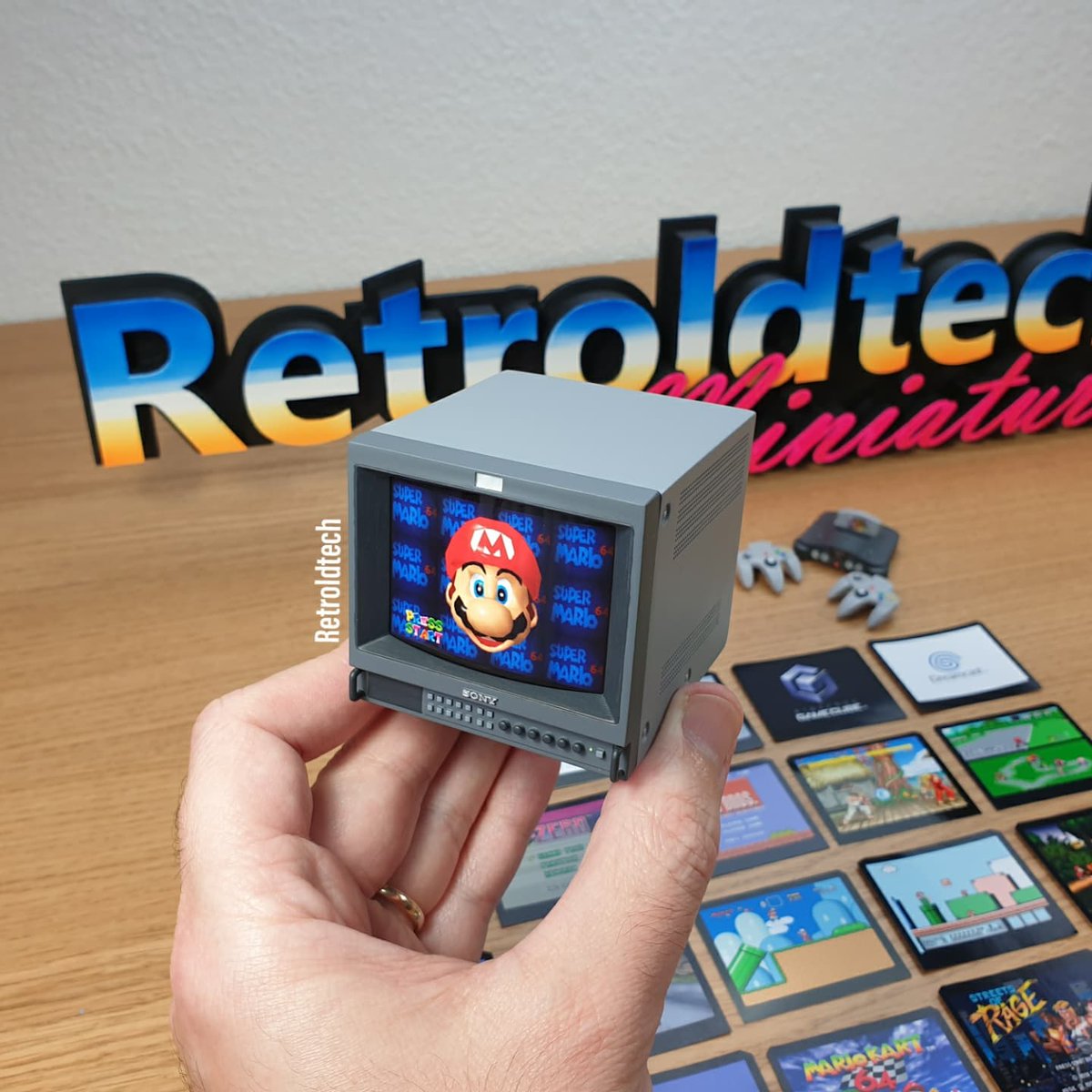 Retroldtech's tweet image. ⚠️NEW⚠️ 1/6 Scale Sony PVM 14M2U with interchangeable screen ❤💚💙😍
#sonypvm #pvm #pvmmonitor #14m2u #CRT #crttv #miniature #3dprinted #miniaturist #miniatureart #tv #sonytv #scalemodel #sony #retrogaming #retrocollectiveeurope #retrocollectiveusa #retrocollective #crtgaming
