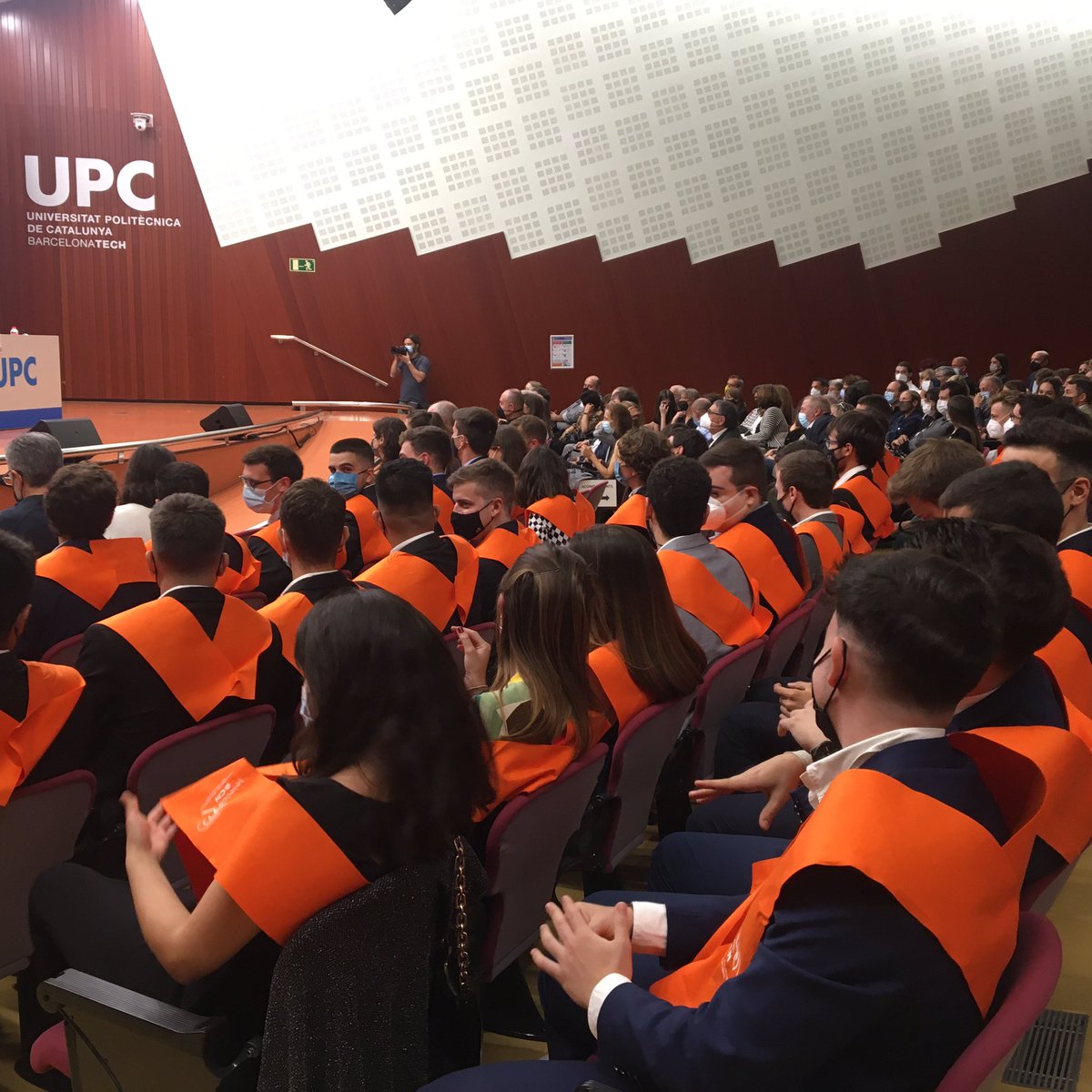 UPCTelecos's tweet photo. Ara sí! 

Moltes felicitats als graduats i graduades del Grau en Enginyeria en Tecnologies i Serveis de #Telecomunicació de la promoció 2020/21. 

🎓🎓🎓🎓🎓
👏🏻👏🏻👏🏻👏🏻👏🏻👏🏻👏🏻👏🏻

#GraduacióTelecos #somTelecos #GRETST #UPC #lamevaUPC https://t.co/AVUo6R3tVW