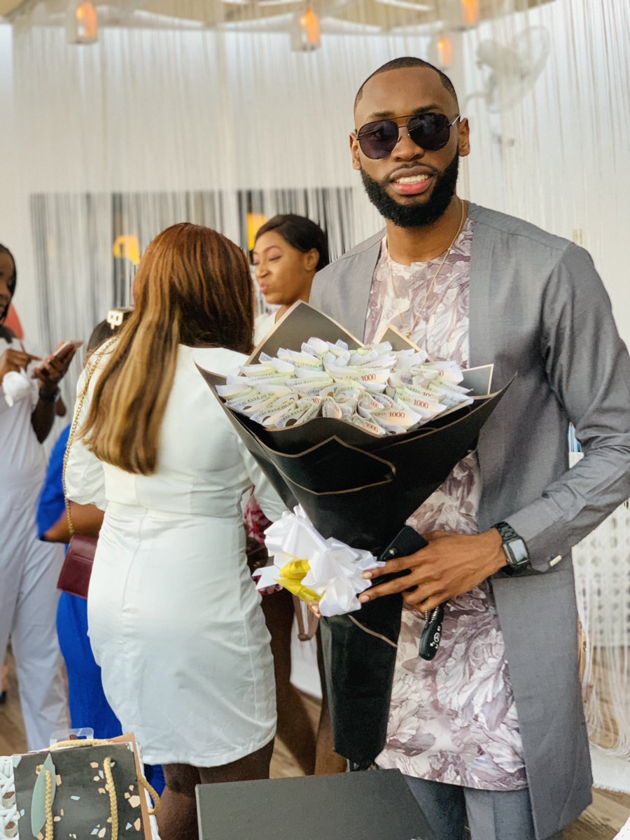 MadoraSejakgomo's tweet photo. #I go about spreading happiness and money to housemates, your fans are the real deal, don’t let anyone tell otherwise, 4 shades of #1000 note in a box, yea I did that 🙌🏽Botswana Emirates stand up!!! ⚜️⚜️#Emmanueloncesaid https://t.co/3NwMpyVRTS