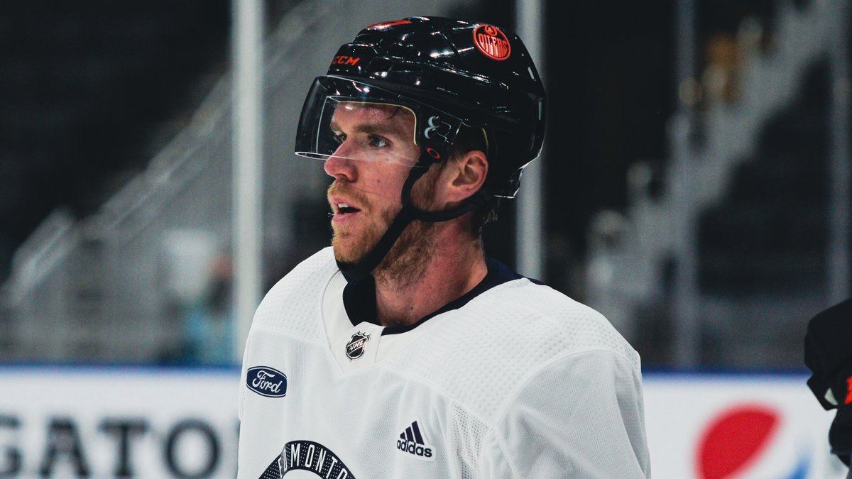 EdmontonOilers's tweet photo. Just for fun because it's a #BattleOfAlberta tomorrow. 

97's career vs. CGY:

23 goals, 17 assists for 40 points in 30 games played.

#LetsGoOilers https://t.co/wkTDchbXGl