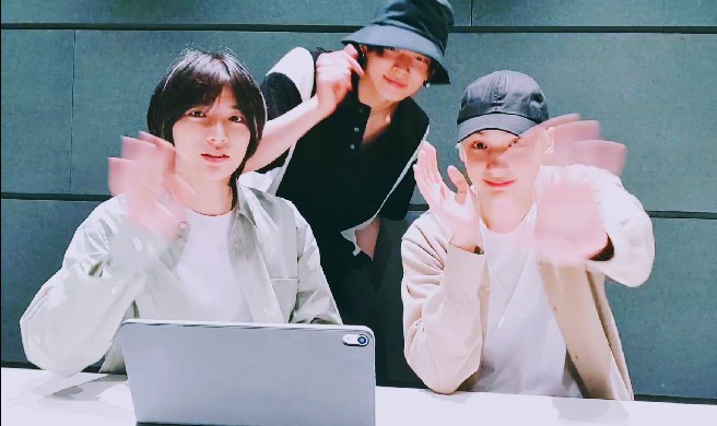 jun7_robin's tweet photo. VLIVE #BEOMGYU #HUENINGKAI 

#TOMORROW_X_TOGETHER #투모로우바이투게더 #TXT https://t.co/nKhhznTZ1j