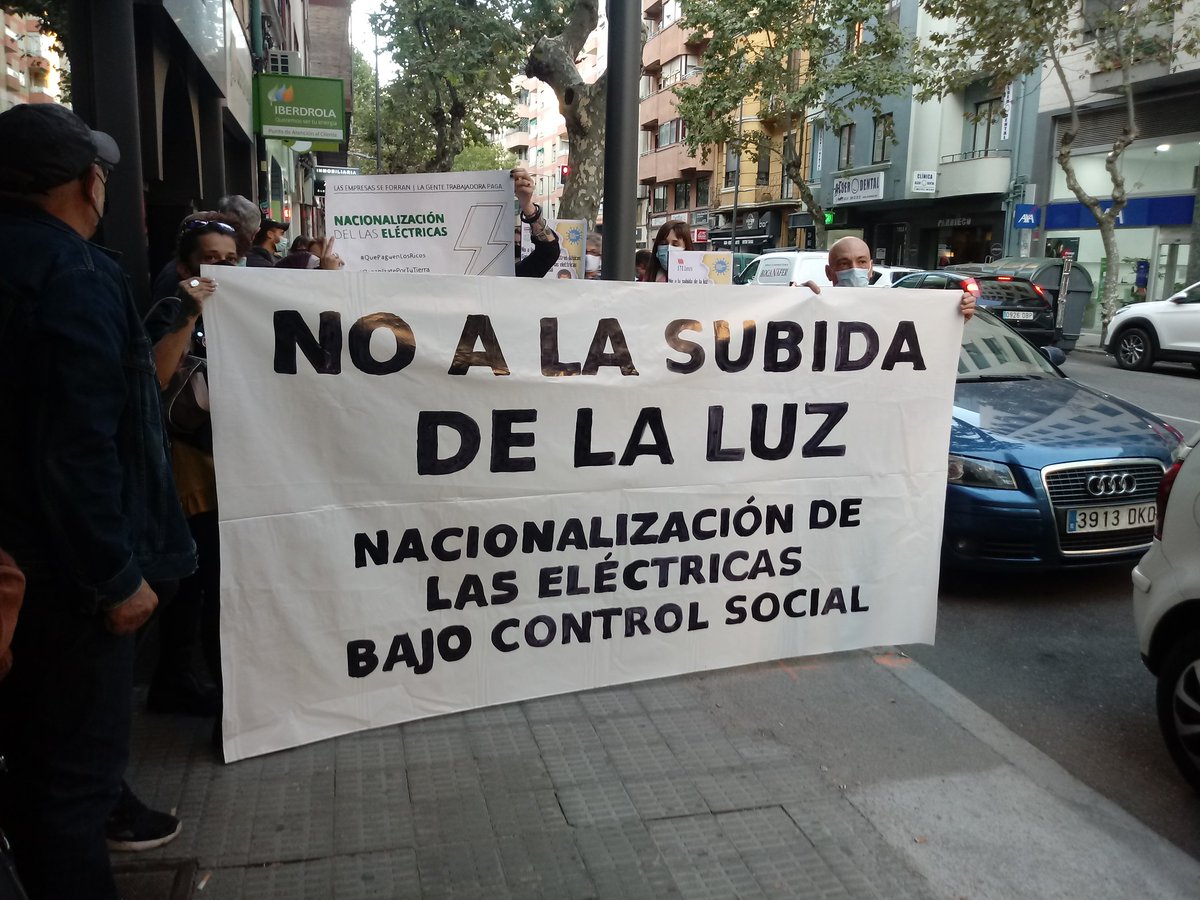 PlanChoqueZam's tweet photo. Lo hemos gritado bien alto delante de la oficina de @iberdrola en #Zamora, que curiosamente estaba cerrada por motivos técnicos, no a la subida de la luz, garantizar los suministros básicos y nacionalizar las eléctricas bajo control social. https://t.co/mUZx4pWw3Y